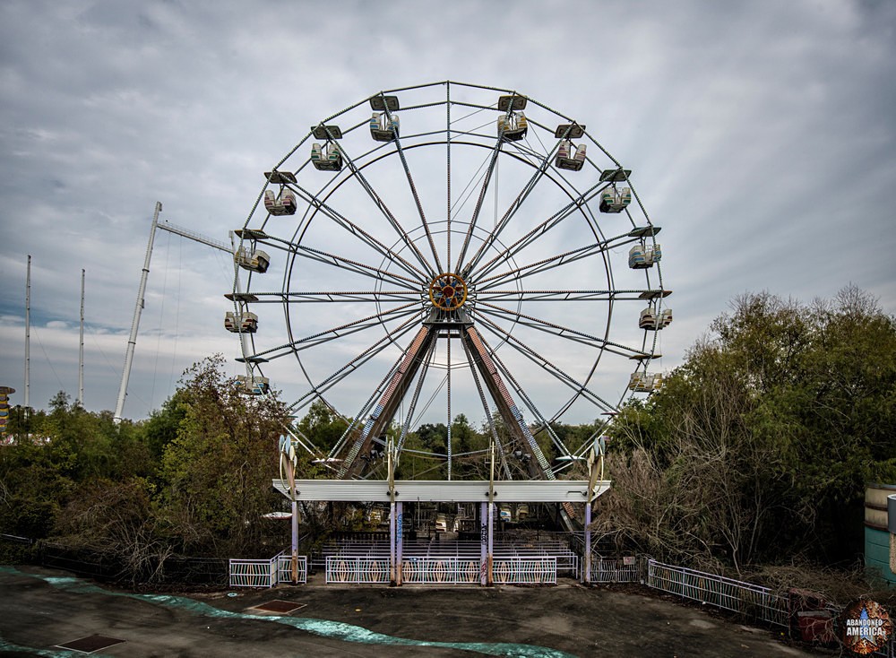 Abandoned Six Flags (New Orleans, LA) | The Big Easy Ferris Wheel