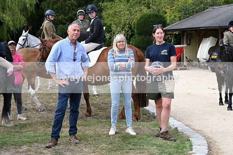 WJ6_3860 - Berks & Bucks - The Old farmhouse - Hound Exercise 20-08-25