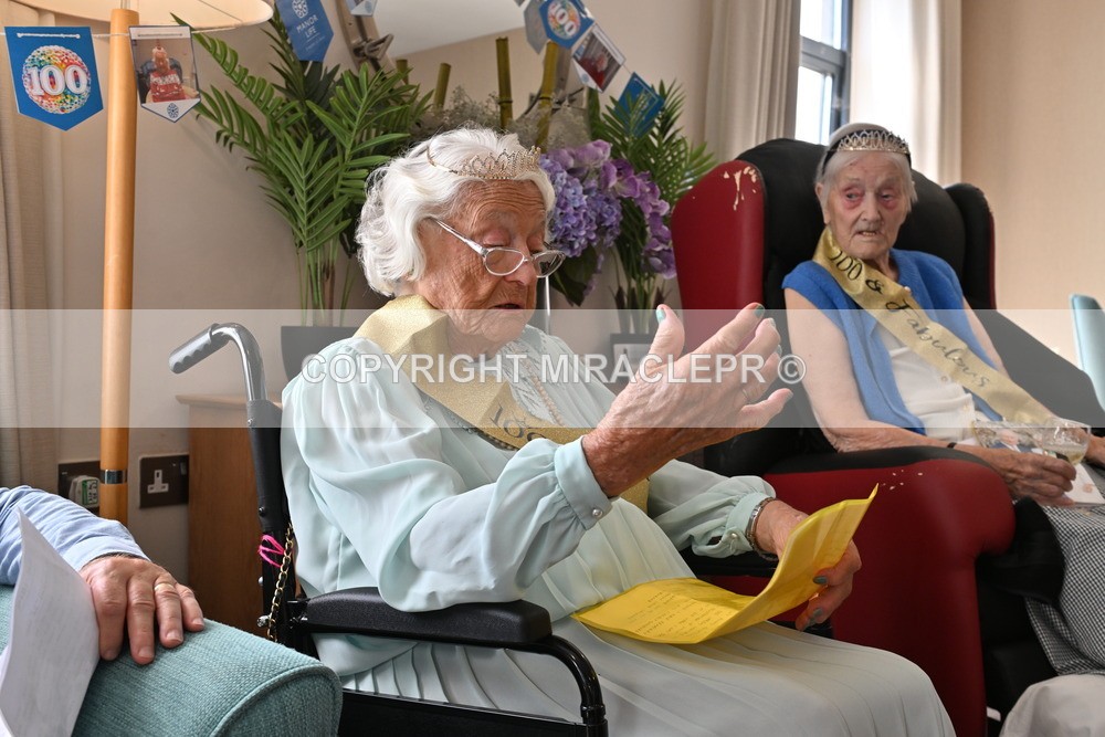 AM3_1076 - Iris and Betty.