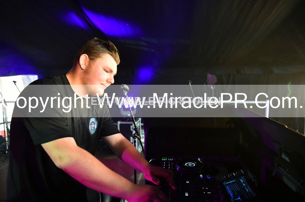 SH4_9921 - Tj the DJ