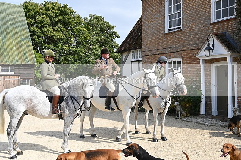 WJ6_3256 - Berks & Bucks - The Old farmhouse - Hound Exercise 20-08-25