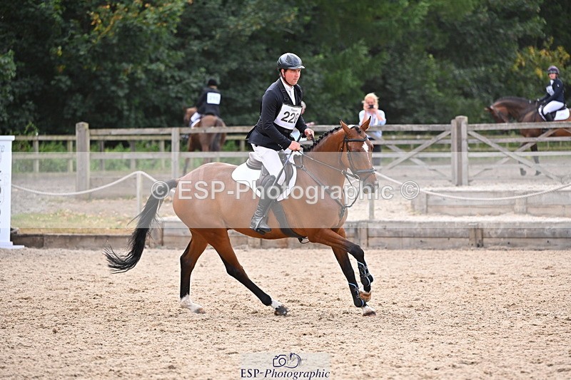 250802A-151221-06198 - E-220-Tim.Cheffings-LEOPOLD.BLOOM.M2S