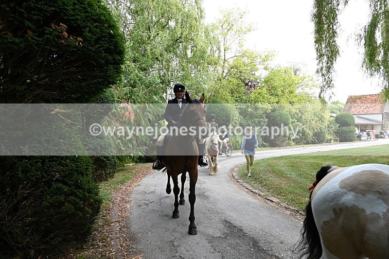 WJ6_4059 - Berks & Bucks - The Old farmhouse - Hound Exercise 20-08-25