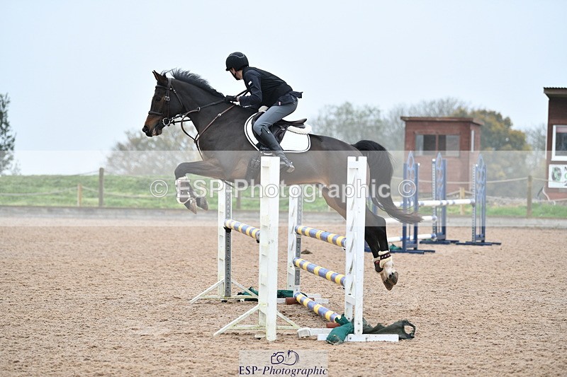 241102A-111126-04216 - SAT Cls 9 British Novice and 90cm Open