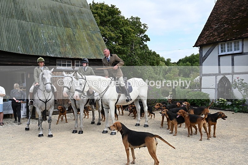 WJ6_3822 - Berks & Bucks - The Old farmhouse - Hound Exercise 20-08-25
