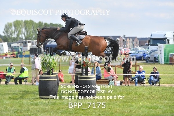 BPP_7175 - CLASS 3 Andrew Hamilton Coach, RHS Foxhunter Championship Qualifier