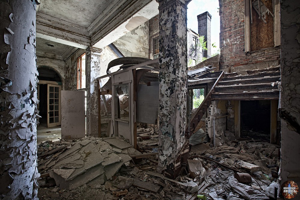 Abandoned building, East St. Louis, IL