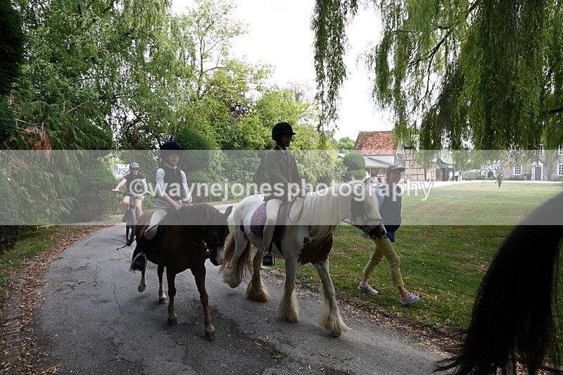 WJ6_4078 - Berks & Bucks - The Old farmhouse - Hound Exercise 20-08-25