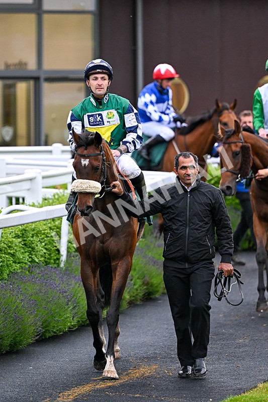 110626-Race 4-Winchurch-4930 - Race 4 19.52pm Download The Raceday Ready App Handicap