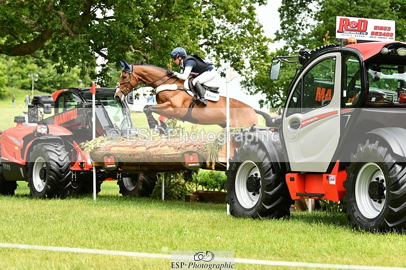 250525A-142612-16945 - D-468-Laura.Collett-LONDON.52