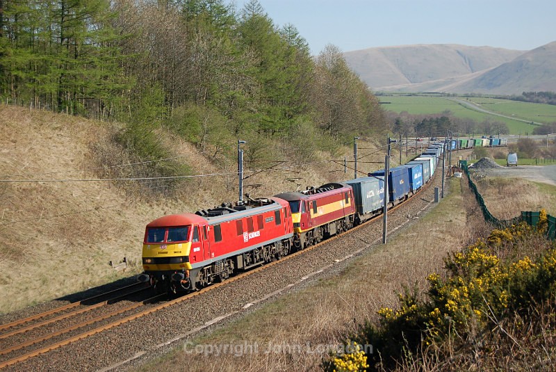 JL 23.4.15 90036 & 90026 4M25 Mossend - Daventry, Beckfoot - West Coast Main Line (north to south)