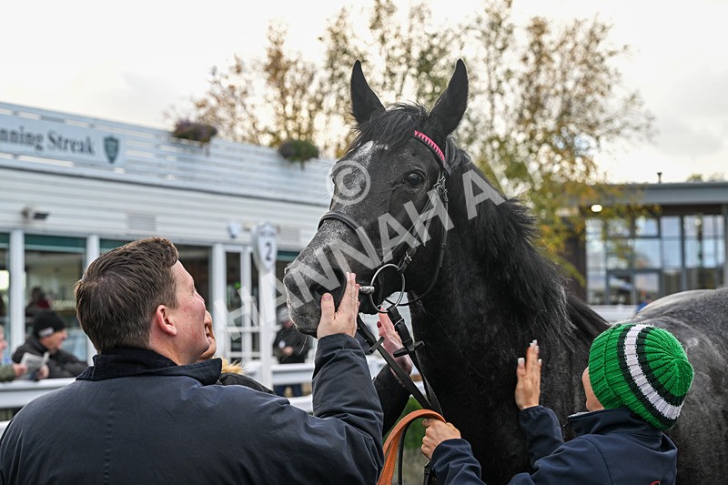 281025-Race 1-Control Room-0753 - Race 1