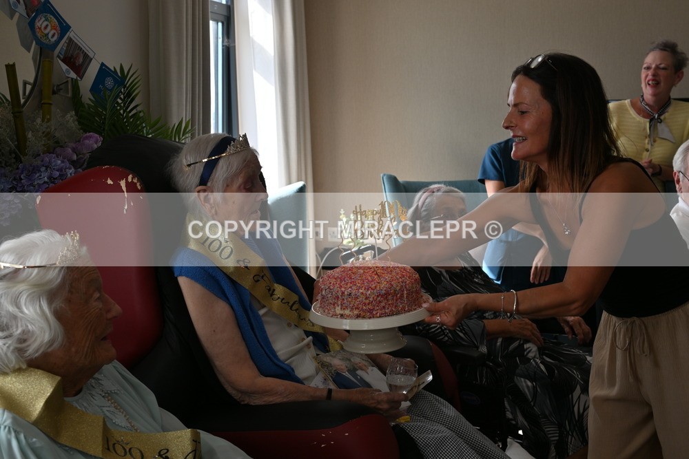 AM3_1257 - Iris and Betty.
