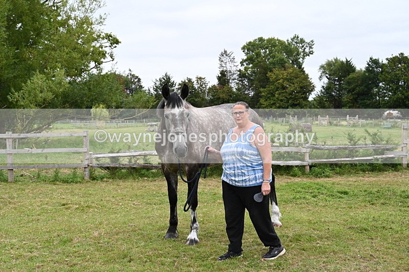 WJ6_2817 - Berks & Bucks - The Old farmhouse - Hound Exercise 20-08-25