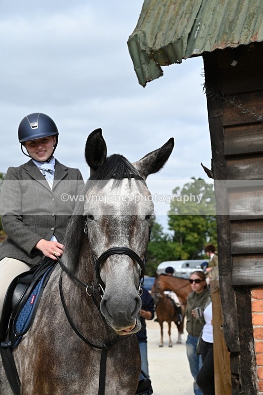 WJ6_3365 - Berks & Bucks - The Old farmhouse - Hound Exercise 20-08-25