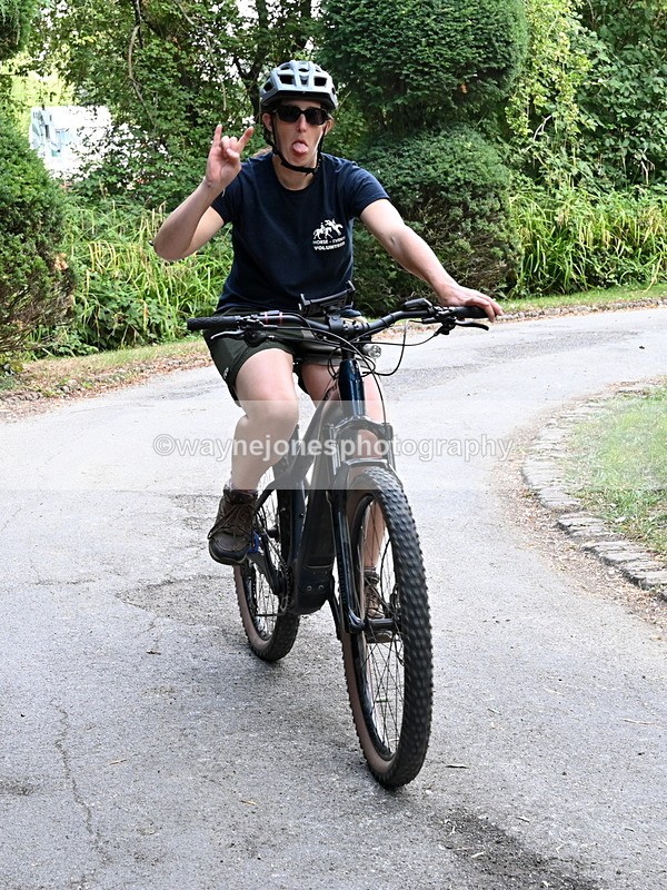 WJ6_4089 - Berks & Bucks - The Old farmhouse - Hound Exercise 20-08-25