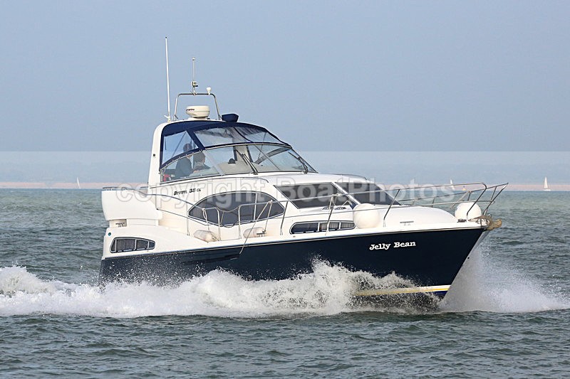 151031 JELLY BEAN - BROOM 35 WT7A5674 - Flybridge Cruisers