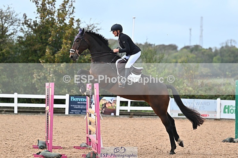 261014-125034-00497 - Cls  05 Snr Newcomers & 1.10m Open