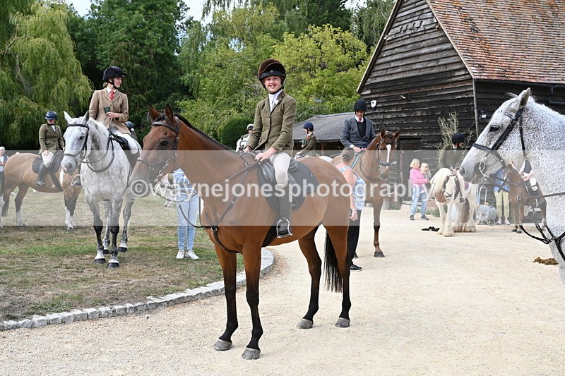 WJ6_3487 - Berks & Bucks - The Old farmhouse - Hound Exercise 20-08-25