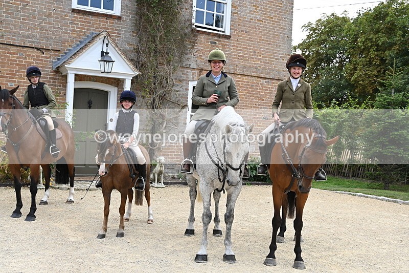 WJ6_3689 - Berks & Bucks - The Old farmhouse - Hound Exercise 20-08-25