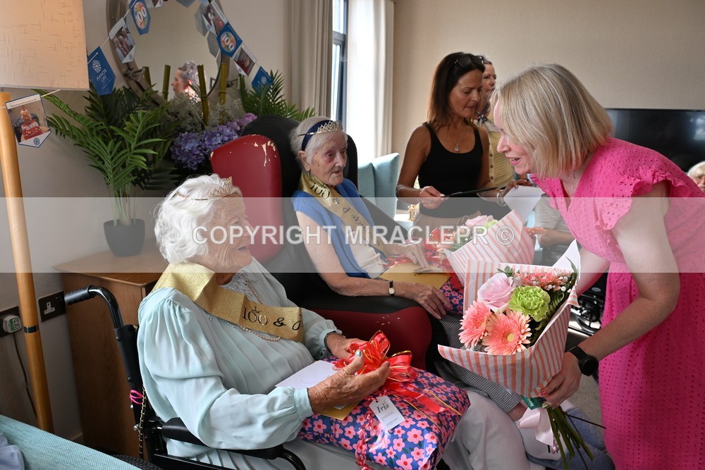 AM3_1342 - Iris and Betty.