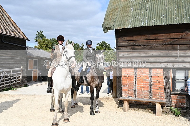 WJ6_3331 - Berks & Bucks - The Old farmhouse - Hound Exercise 20-08-25