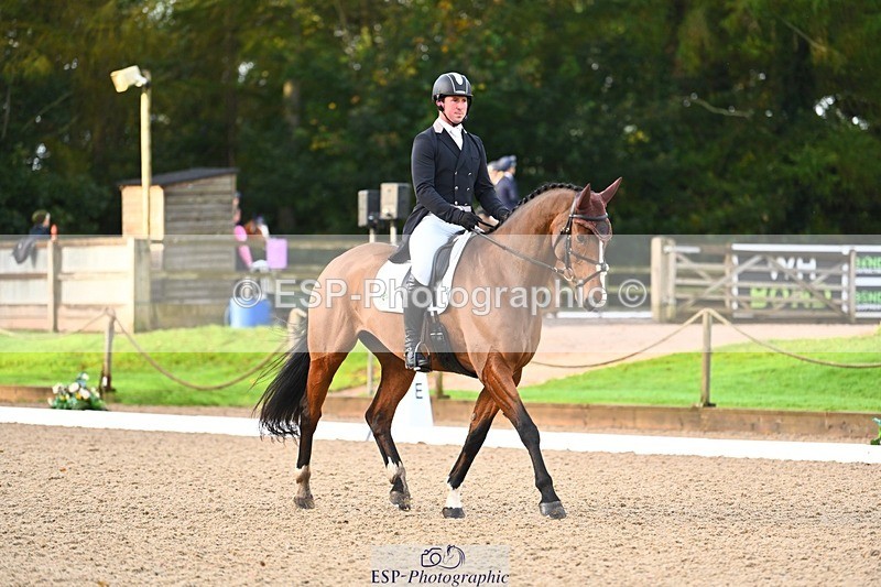 231021-085523-12701 - 321-MAN.ABOUT.TOWN.II-David.Doel-DR