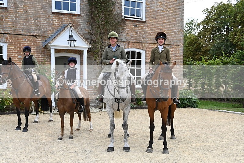 WJ6_3673 - Berks & Bucks - The Old farmhouse - Hound Exercise 20-08-25