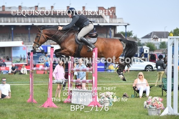 BPP_7176 - CLASS 3 Andrew Hamilton Coach, RHS Foxhunter Championship Qualifier