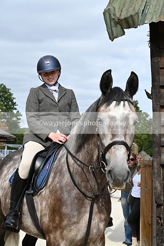 WJ6_3353 - Berks & Bucks - The Old farmhouse - Hound Exercise 20-08-25