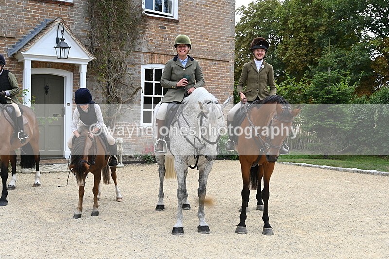 WJ6_3697 - Berks & Bucks - The Old farmhouse - Hound Exercise 20-08-25