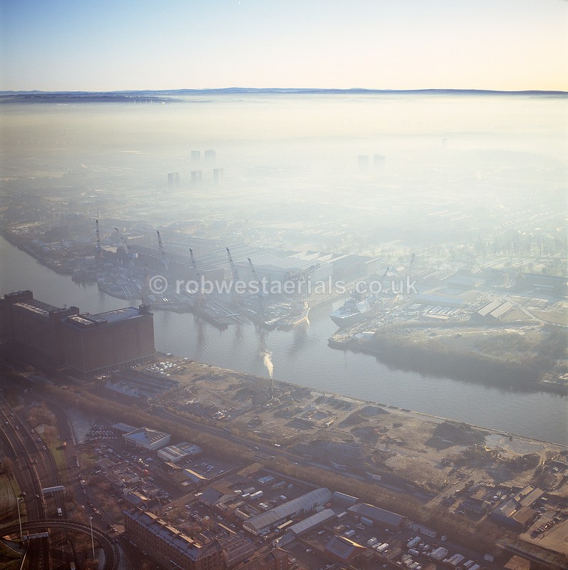 A00179C Glasgow Linthouse from Whiteinch and the River Clyde in 2001 - Settlements, infrastructure and attractions