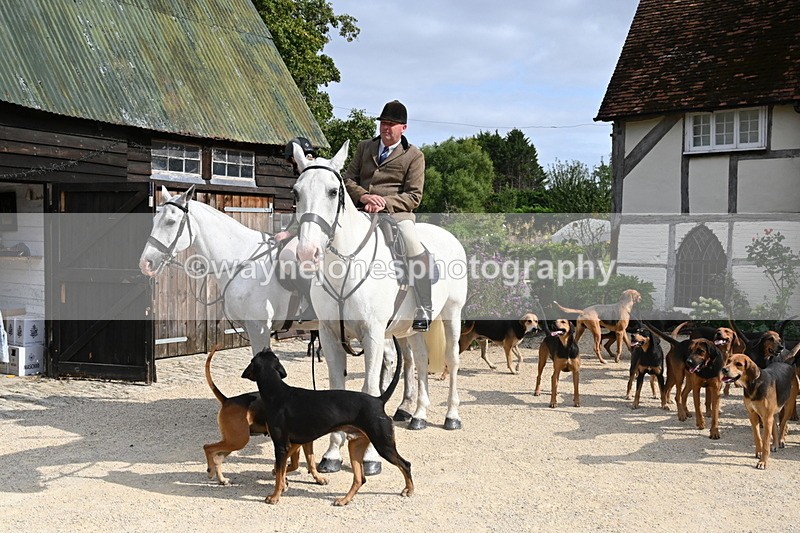 WJ6_3309 - Berks & Bucks - The Old farmhouse - Hound Exercise 20-08-25