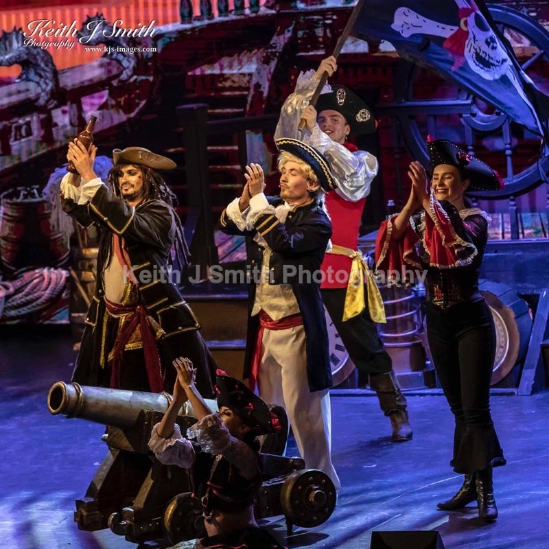 7KJS1033 - Ambition show team