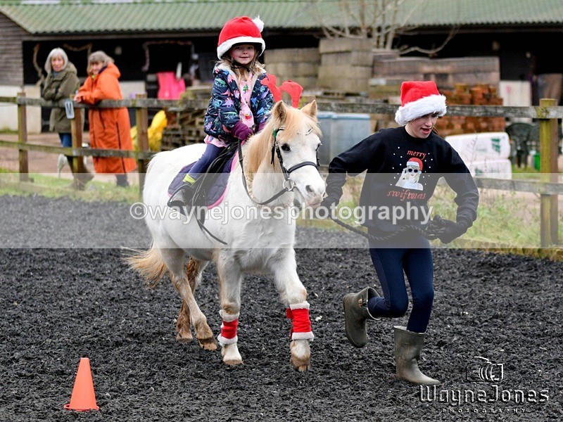 WJ5_3584 - Tanners Christmas Yard Fun 23-12-24
