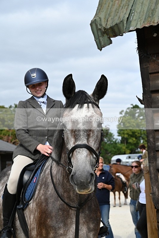 WJ6_3361 - Berks & Bucks - The Old farmhouse - Hound Exercise 20-08-25