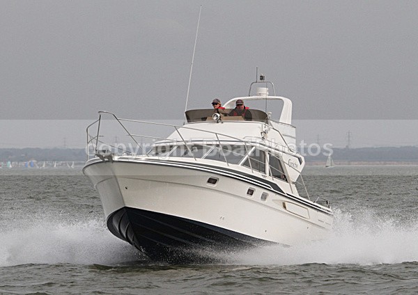 100411 WIGHT MAGIC IMG_0752 - Flybridge Cruisers
