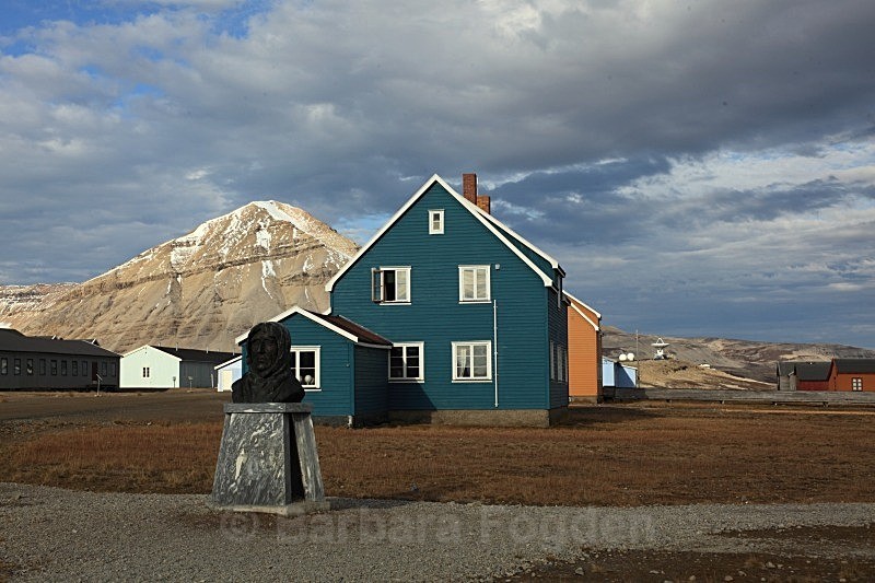 Amundsen bust in Ny Alesund 8584 - Summer time