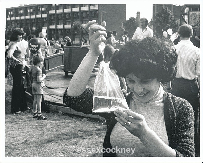  - Fun day out at Weavers Fields Park bethnal green 1970s