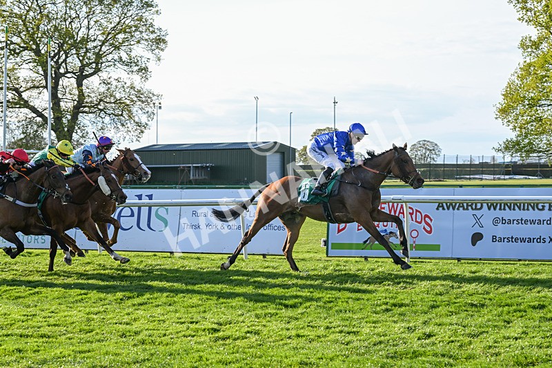 220425-Race 4-Jez Bomb-9108 - Race 4