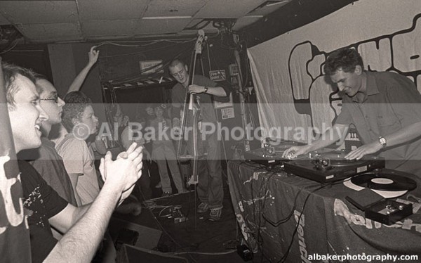 09 fingathing - Friends & Family @ the-roadhouse 18.11.00