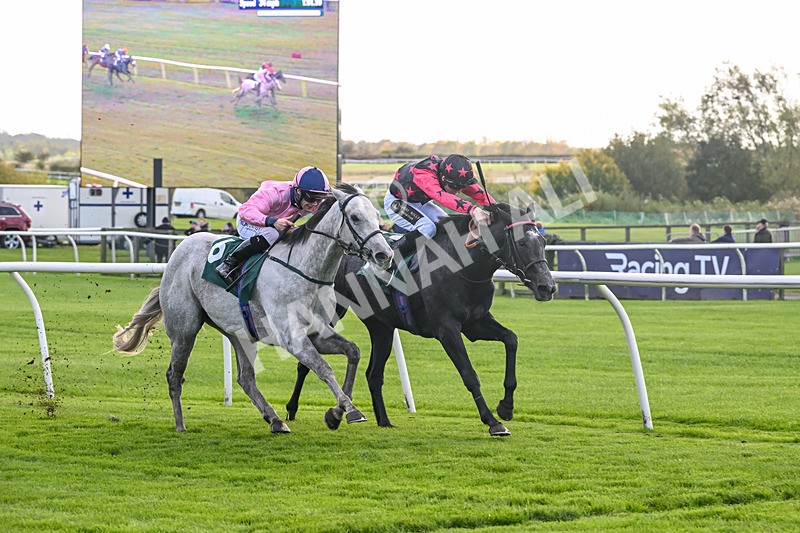 281025-Race 1-Control Room-0615 - Race 1