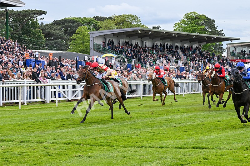 160526-Race 4-Right And Exact-9709 - Race 4 3.37pm Sky Bet For The Fans Handicap