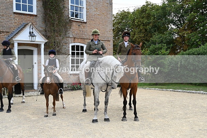 WJ6_3721 - Berks & Bucks - The Old farmhouse - Hound Exercise 20-08-25