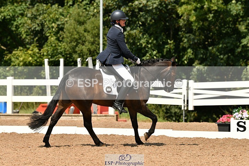 250817-132712-09959 - 090-Sarah.GoddardSaris.Fingers.Crossed