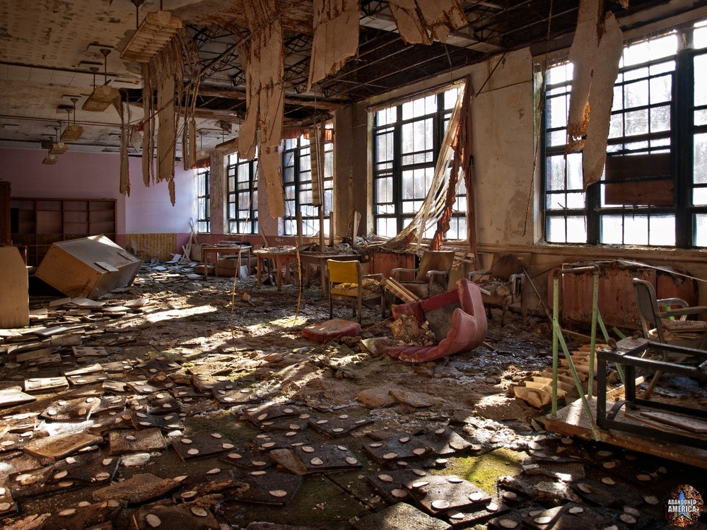 Undercliff Sanatorium (Meriden, CT) | Day Room Sunlight - Undercliff Sanatorium