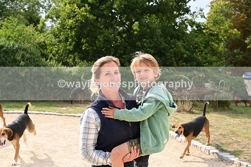 WJ6_3300 - Berks & Bucks - The Old farmhouse - Hound Exercise 20-08-25