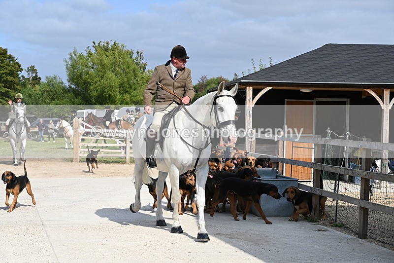 WJ6_3136 - Berks & Bucks - The Old farmhouse - Hound Exercise 20-08-25