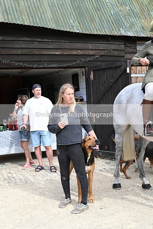 WJ6_3887 - Berks & Bucks - The Old farmhouse - Hound Exercise 20-08-25