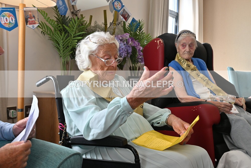AM3_1065 - Iris and Betty.